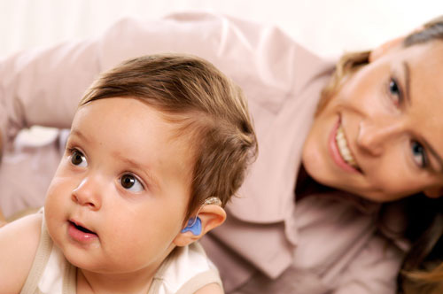 Формирование естественного слухового поведения в окружении ребенка с кохлеарным имплантом