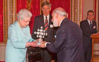Винтон Серф с Королевой Англии: В 2013 году Винт стал одним из пяти интрнет-первопроходцев, удостоенным первой премии королевы Елизаветы за вклад в развитие технологий